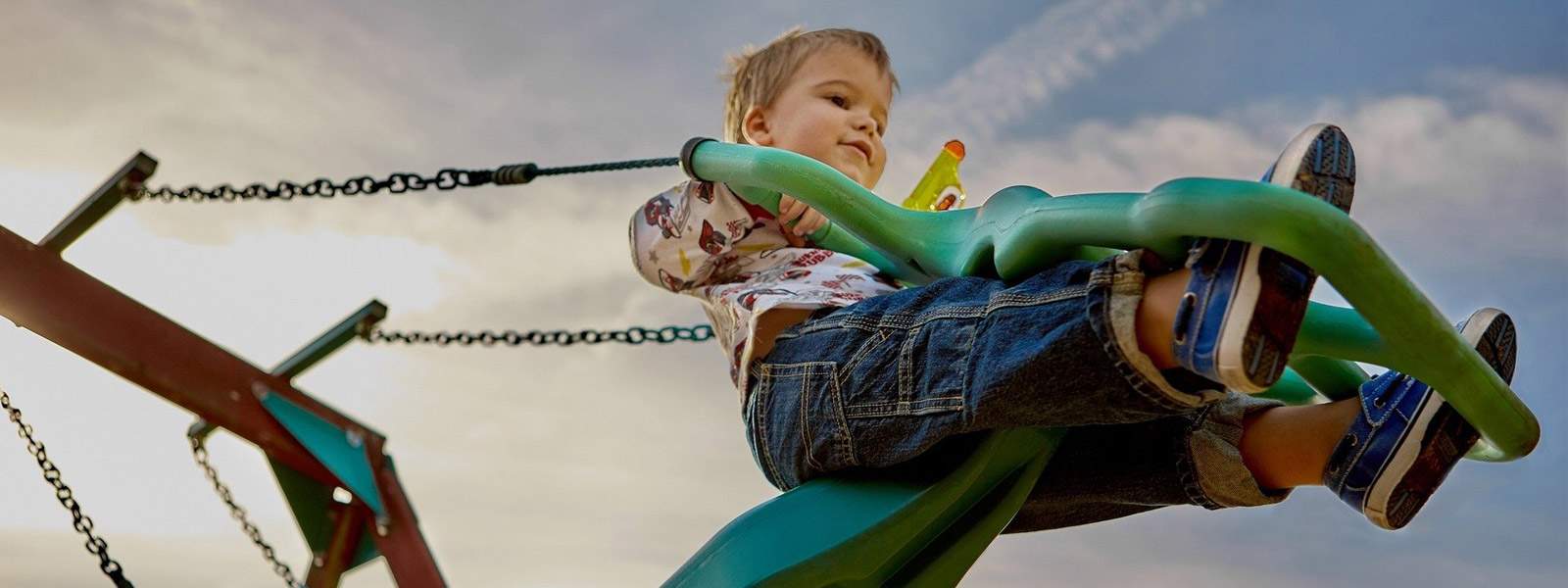 Niño en columpio